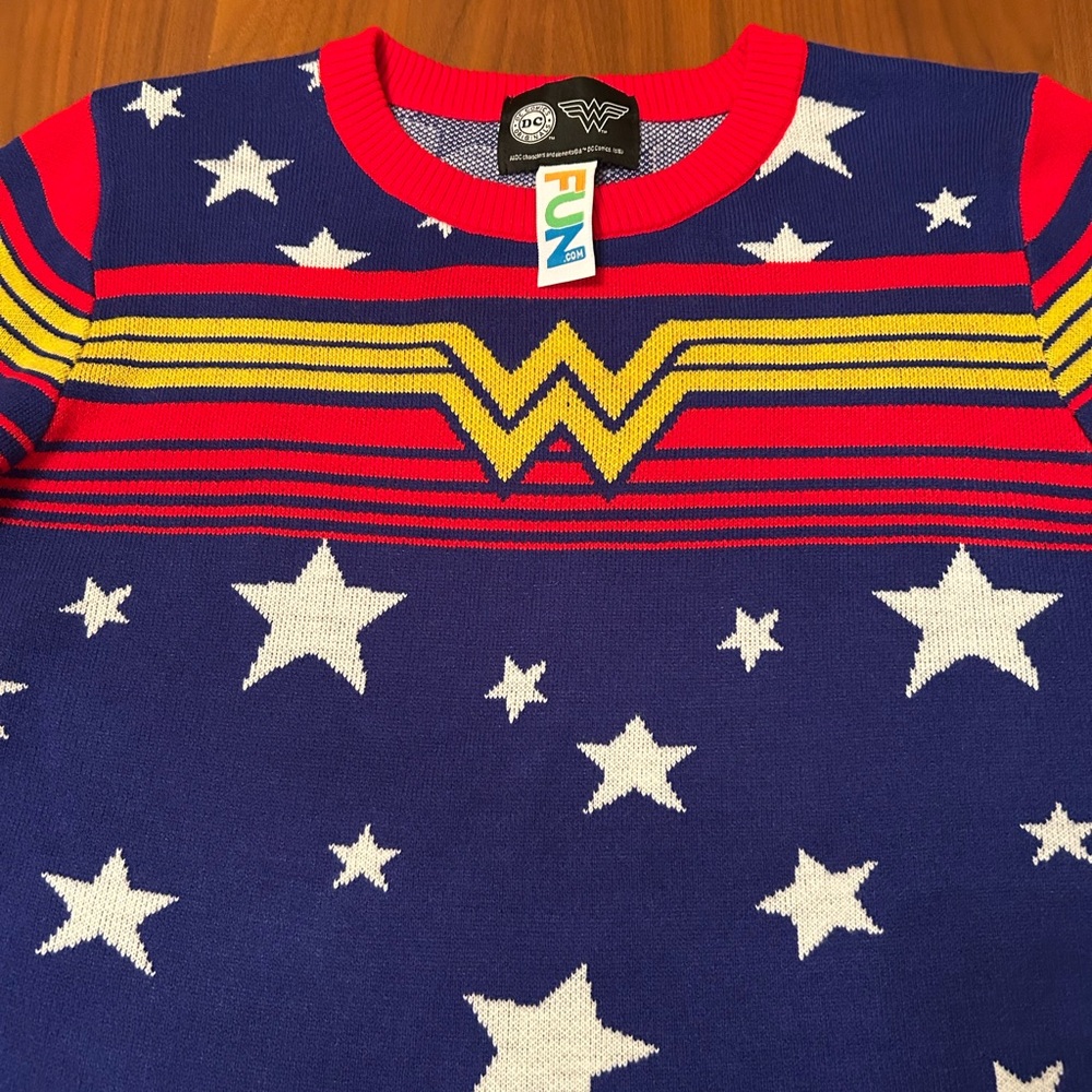 DC COMICS FUN  Wonder Woman Sweater - Sz L